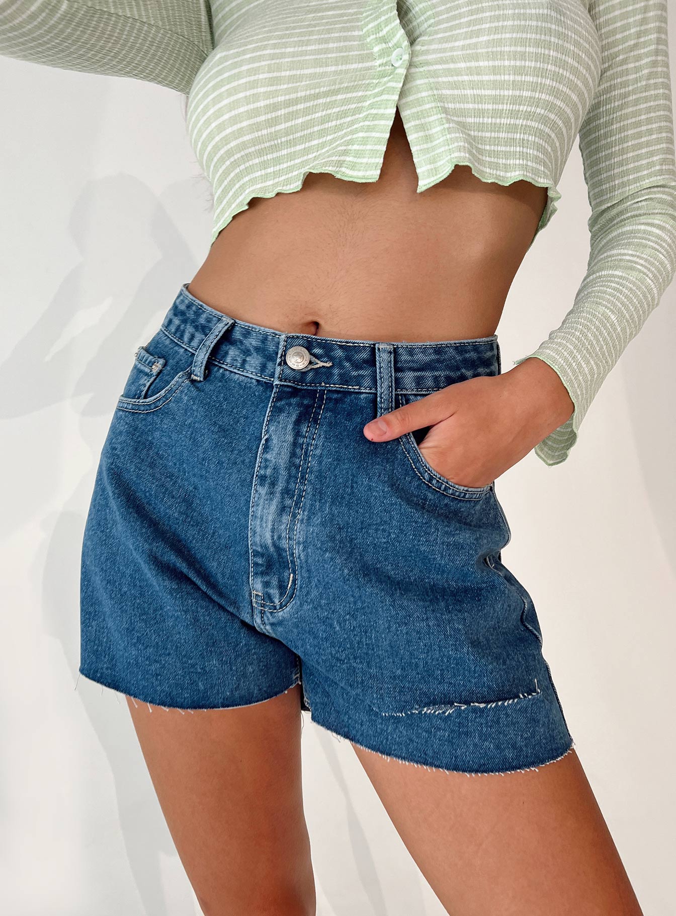 Shorts  100% cotton Dark wash denim High waisted  Zip & button fastening  Classic five-pocket design  Belt looped waist  Raw-edge hem  Ripped leg 