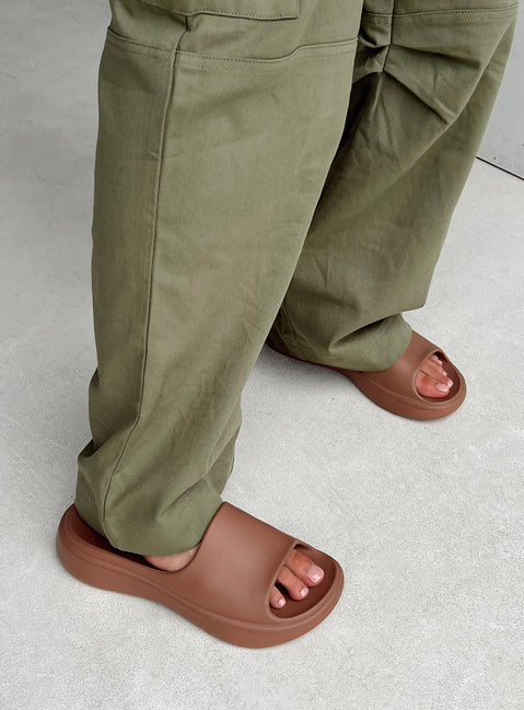 Brown slides Rubber design  Single wide upper  Platform base  Lightweight 