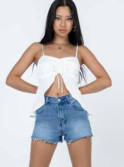 Shorts Dark wash denim  Zip & button fastening  Belt looped waist  Classic five-pocket design Frayed hem  Branded patch on back 