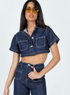 Cropped jacket Dark wash denim Short sleeves Classic collar Buttons fastening at front Twin chest pockets