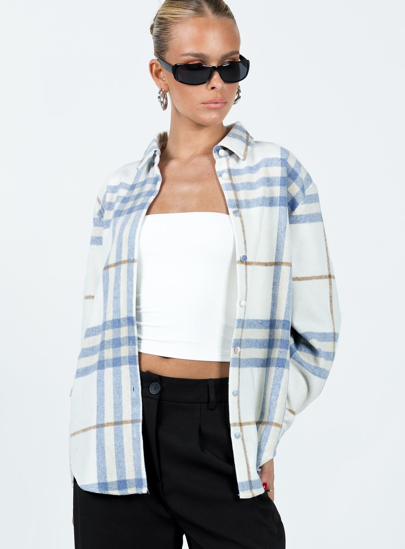 Shirt Classic collar Button front fastening Single button on cuffs Non-stretch