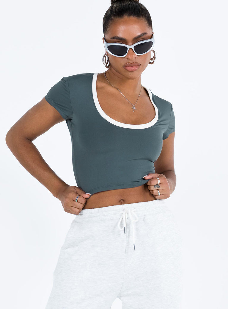 Crop top Scooped neckline Good stretch