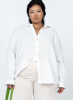 Front view of model wearing  front Princess Polly Three Fourth Sleeves V-Neck  Mahalia Shirt White Curve