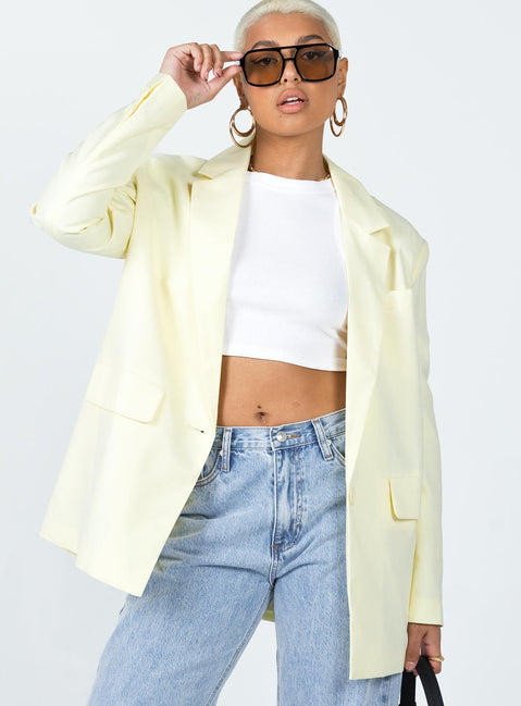 Blazer Oversized fit 80% polyester 20% rayon Single button fastening Lapel collar  Twin front pockets Single chest pocket Padded shoulders