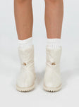 Boots Windbreaker material Faux fur lining Drawstring fastening  Slip-on design Rounded toe Treaded sole Padded footbed