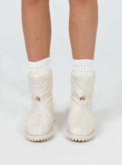 Boots Windbreaker material Faux fur lining Drawstring fastening  Slip-on design Rounded toe Treaded sole Padded footbed