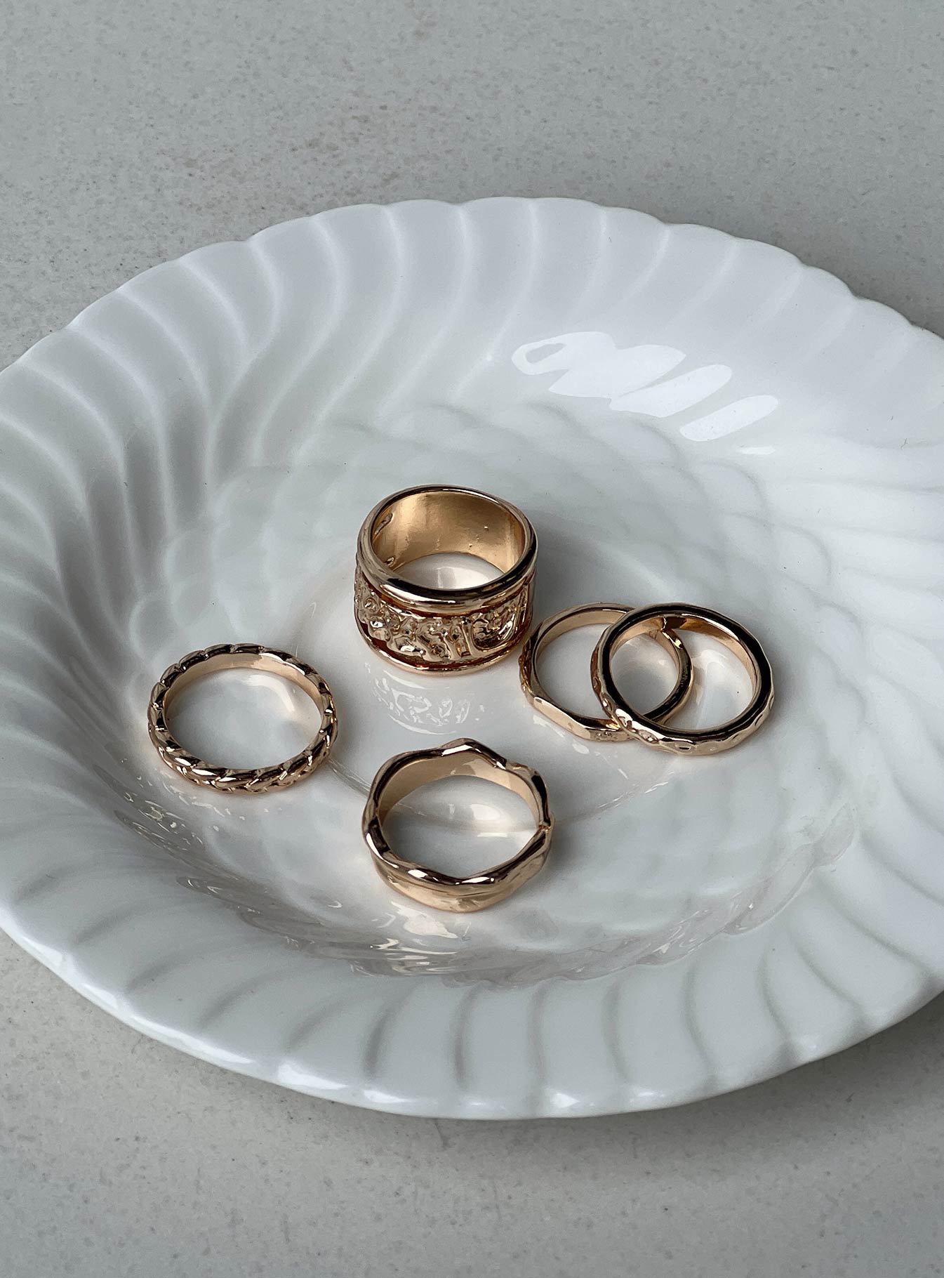 Rings Pack of five Varied styles