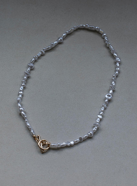 Necklace Faux pearl beads  Gold-toned T-bar 