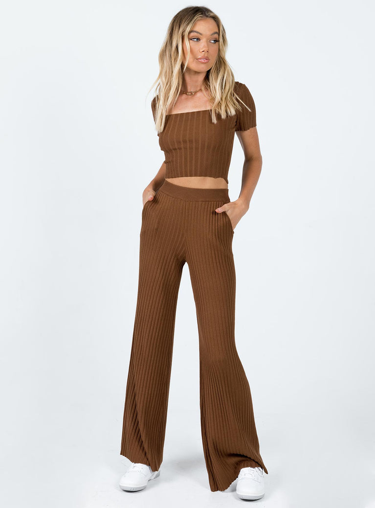 Matching set Ribbed knit material Crop top Inner silicone strip on shoulders High waisted pants Elasticated waistband Hip pockets Wide leg