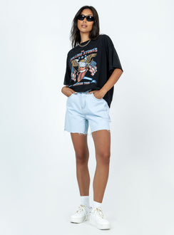 Shorts Light wash denim  Contrast stitching  Zip & button fastening  Belt looped waist  Classic five-pocket design  Branded patch on back  Ripped leg Frayed hem 