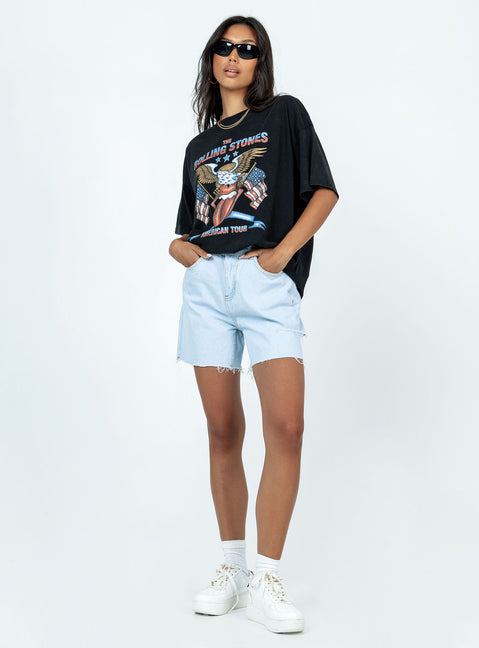 Shorts Light wash denim  Contrast stitching  Zip & button fastening  Belt looped waist  Classic five-pocket design  Branded patch on back  Ripped leg Frayed hem 