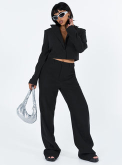 Black cropped blazer Ribbed material Lapel collar Single button fastening at front Chest pocket Padded shoulders