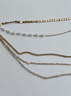 Gold toned chain belt Asymmetrical design Lobster clasp fastening Pearl detail