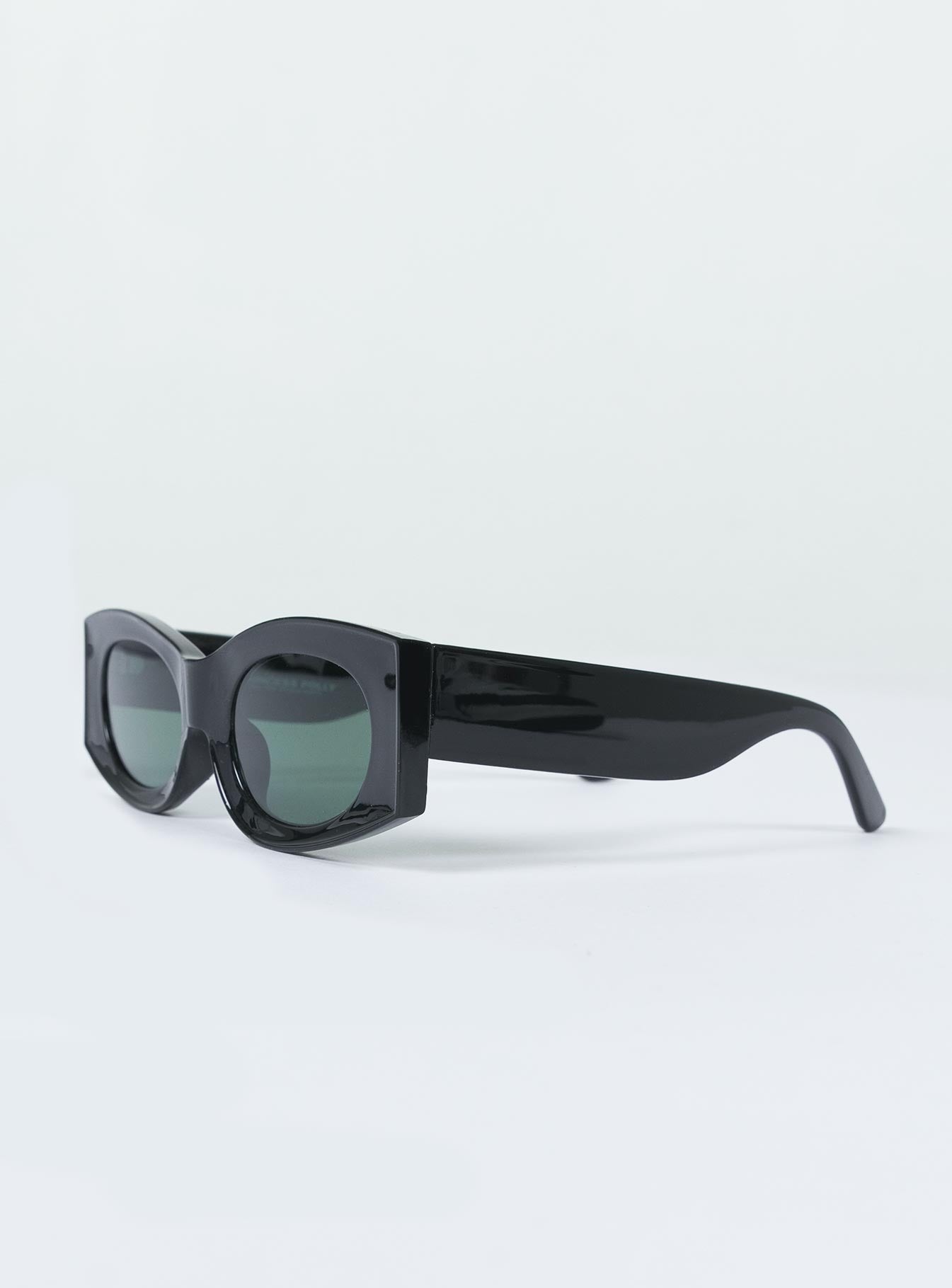Black sunglasses Tinted lenses Moulded nose bridge