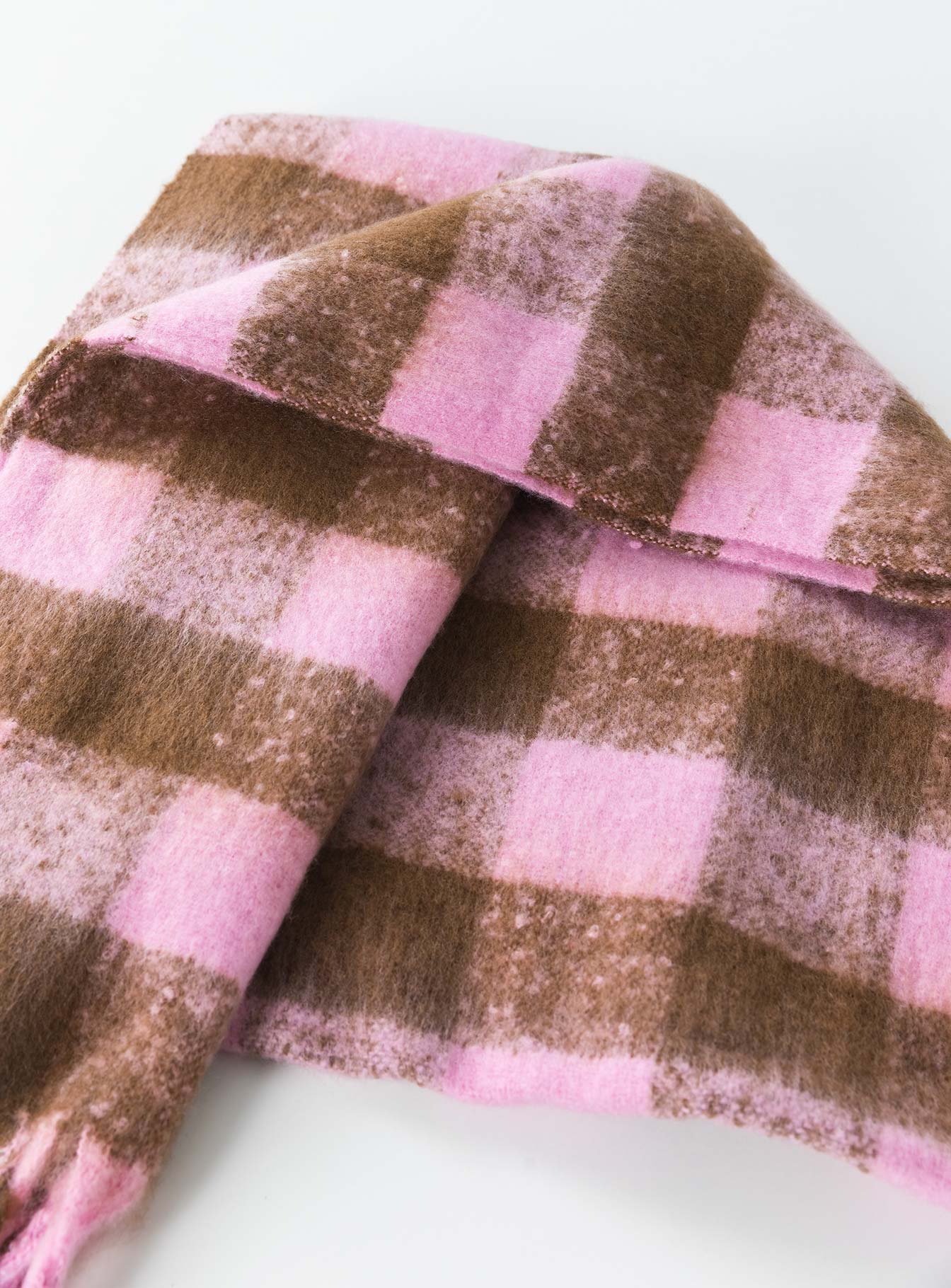Scarf 100% polyester Soft furry material  Check print  Fringed edges  Non-stretch 