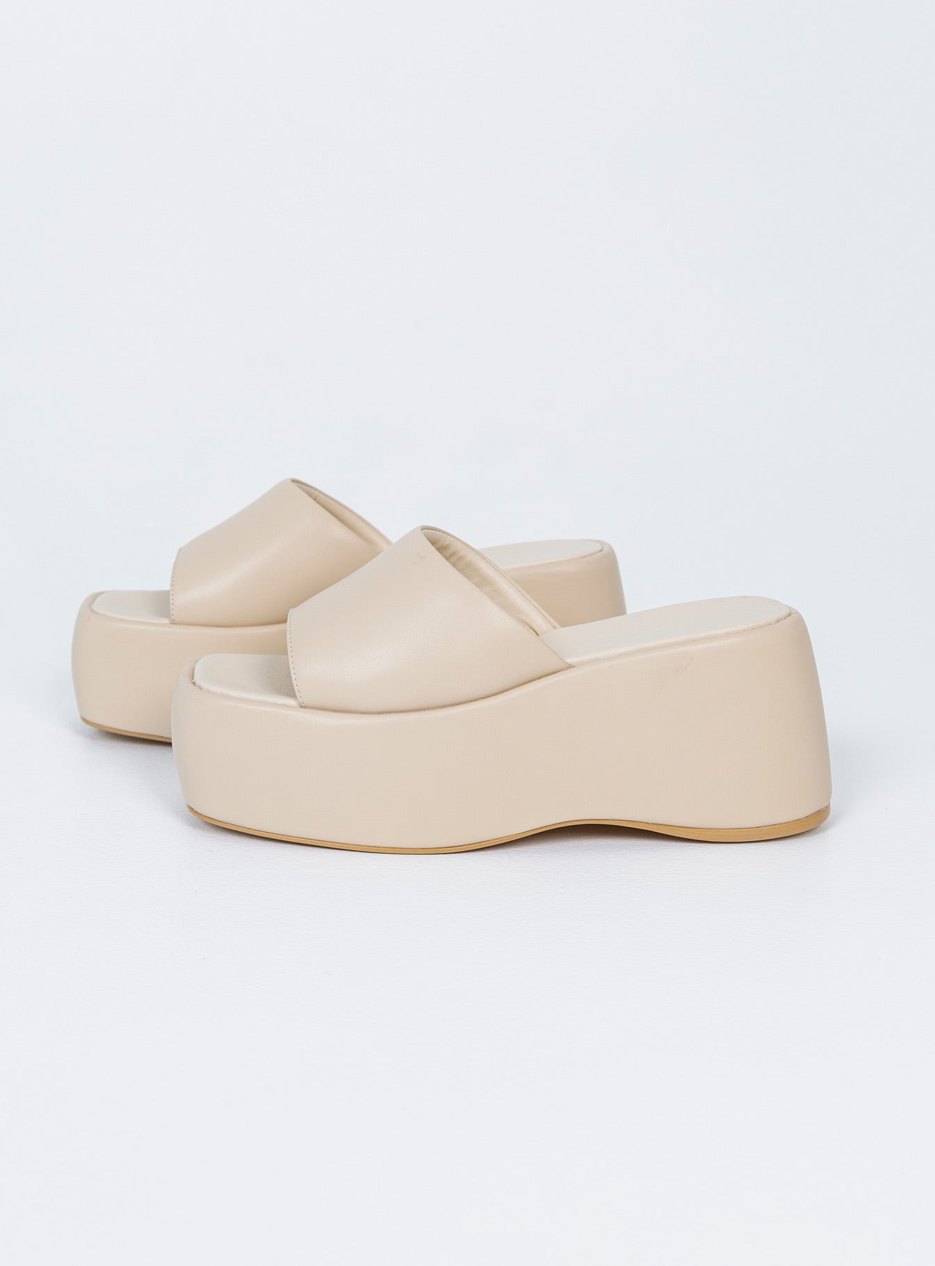 Upper & Lining: 100% water based PU Outsole: 100% rubber Single wide upper  Square toe  Platform base 