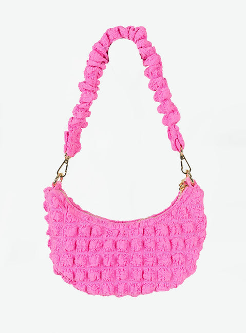 Shoulder bag Princess Polly Exclusive Popcorn material Removable strap Zip fastening Gold-toned hardware Internal pockets Flat base