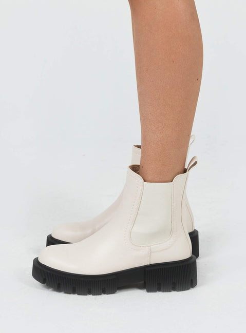 Boots Boots Faux leather material Platform base Rounded toe Elasticated gussets Pull tab at back