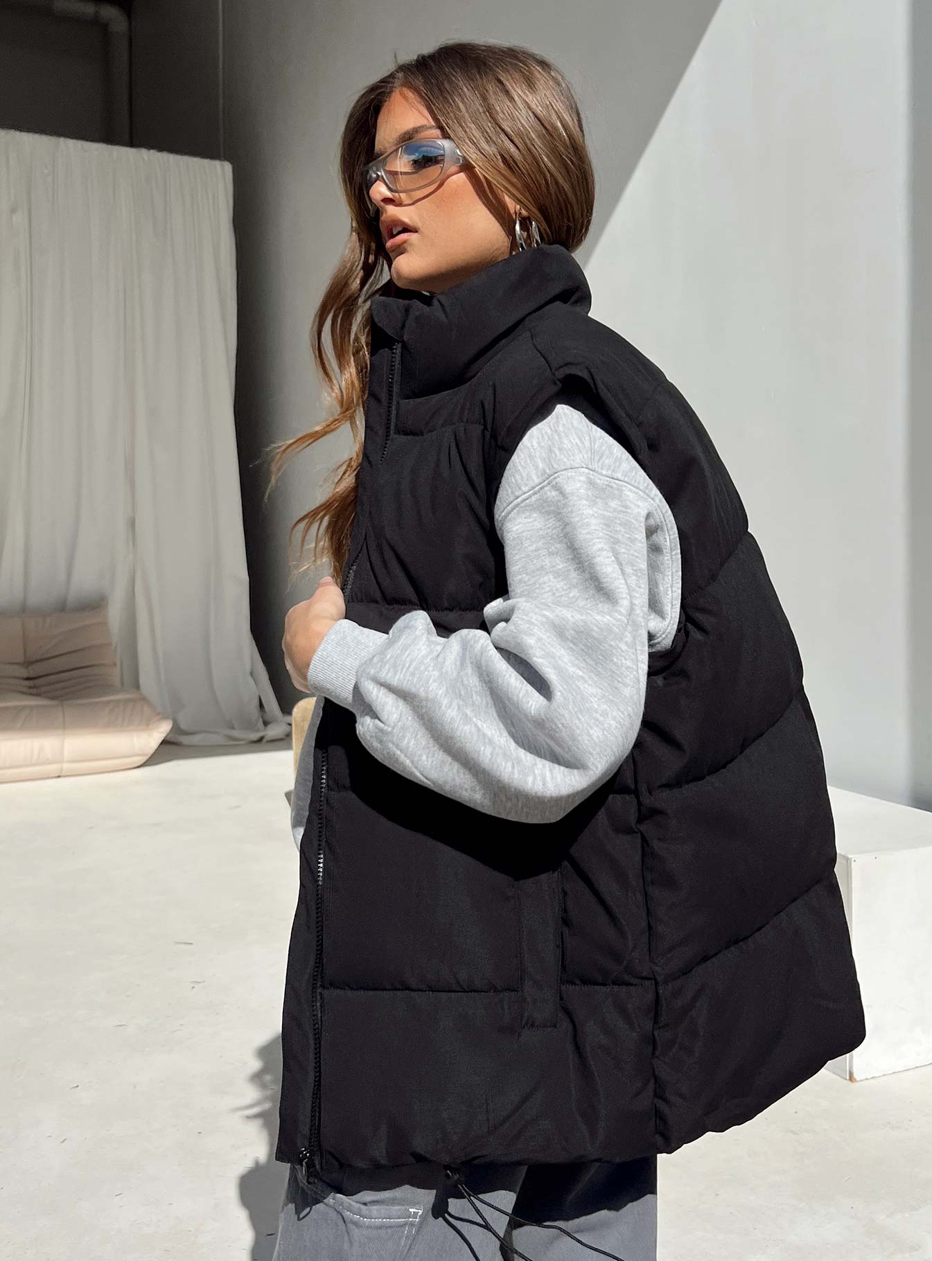 Puffer vest Oversized fit Main: 80% recycled fibers 20% polyester Lining & filler: 100% polyester High neck Zip fastening at front Twin front pockets Elasticated waist