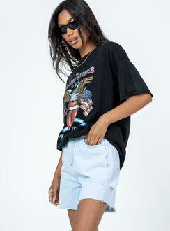 Shorts Light wash denim  Contrast stitching  Zip & button fastening  Belt looped waist  Classic five-pocket design  Branded patch on back  Ripped leg Frayed hem 