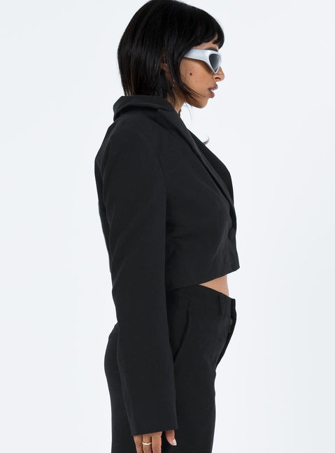 Black cropped blazer Ribbed material Lapel collar Single button fastening at front Chest pocket Padded shoulders