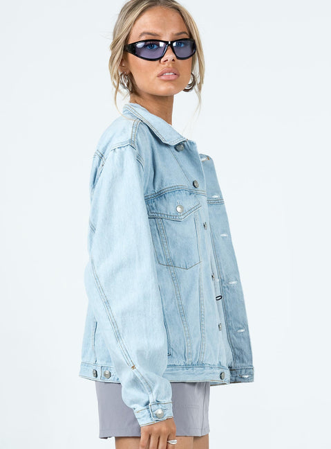 Oversized denim jacket Light wash denim Classic collar Four-pocket design Buttons fastening at front Silver-toned hardware