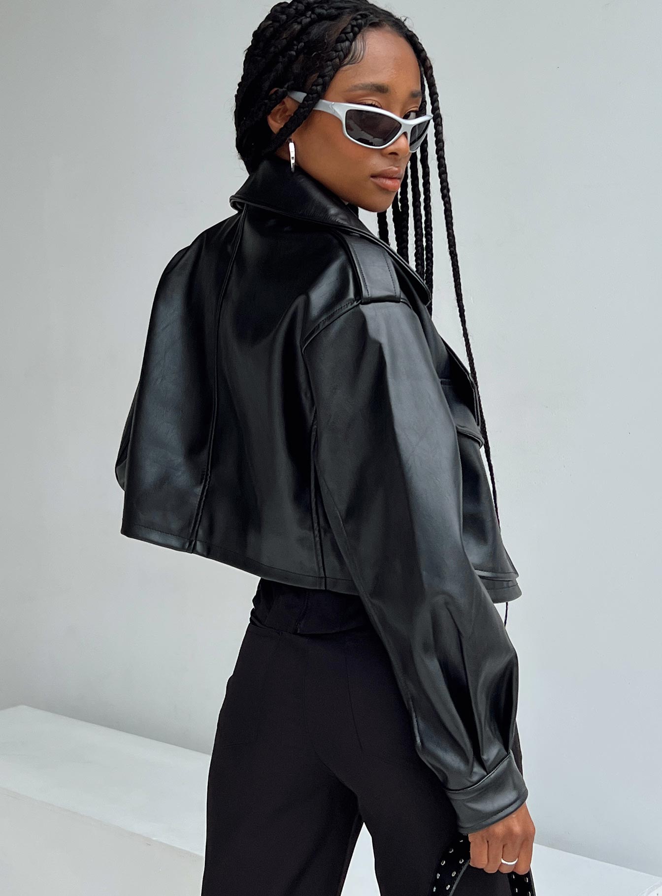 Cropped jacket Faux leather material Oversized collar Open front Press button fastening at cuff