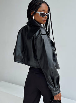 Cropped jacket Faux leather material Oversized collar Open front Press button fastening at cuff