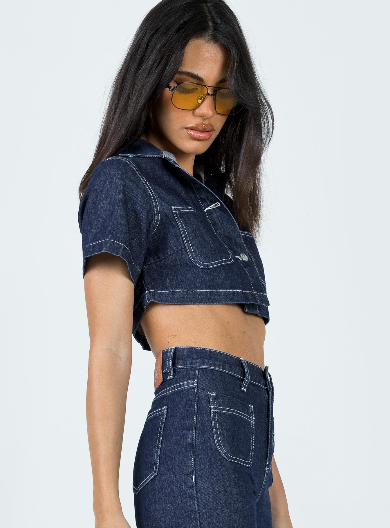 Cropped jacket Dark wash denim Short sleeves Classic collar Buttons fastening at front Twin chest pockets