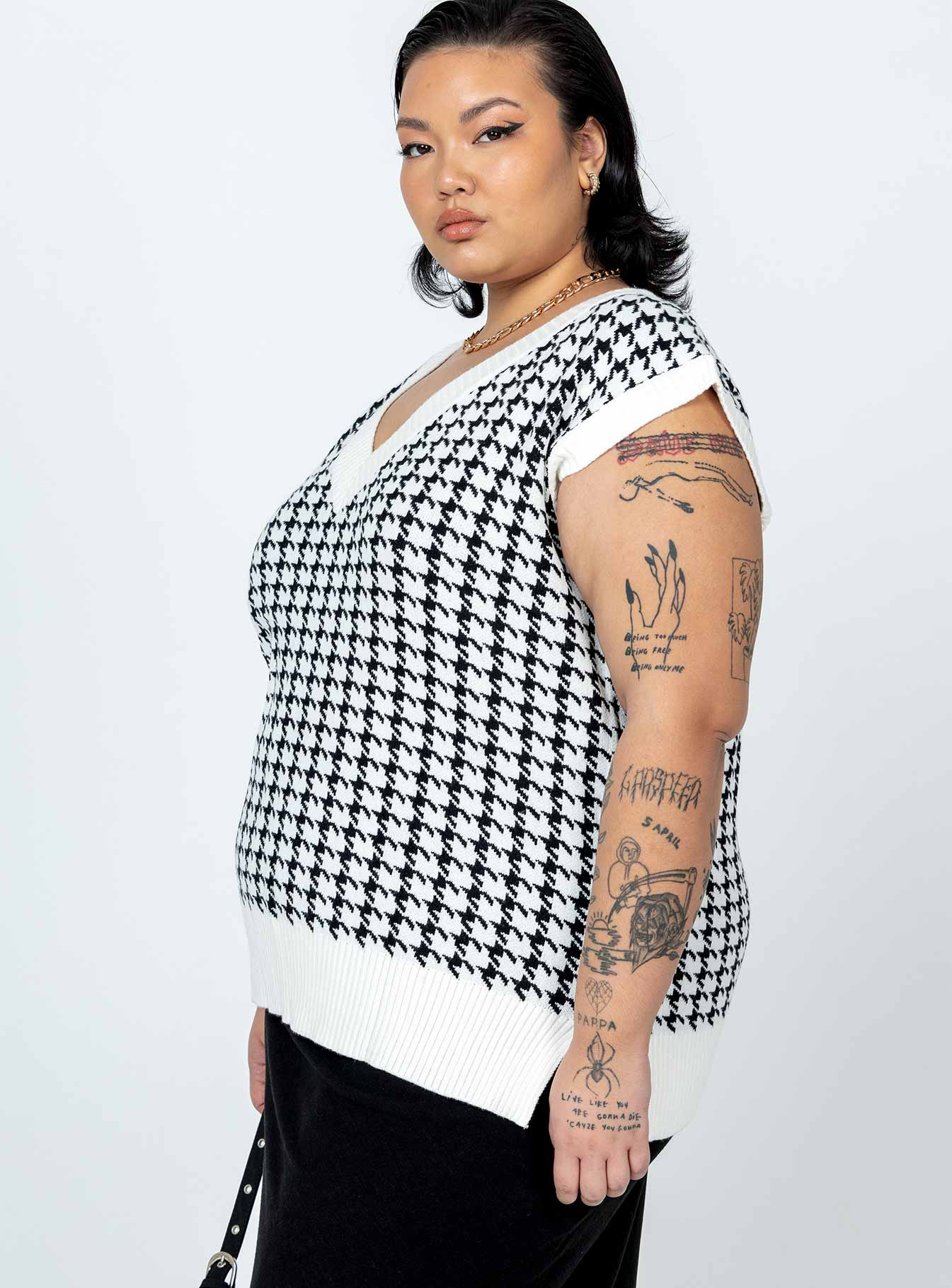 Ashton Sweater Vest White Curve Princess Polly  regular 