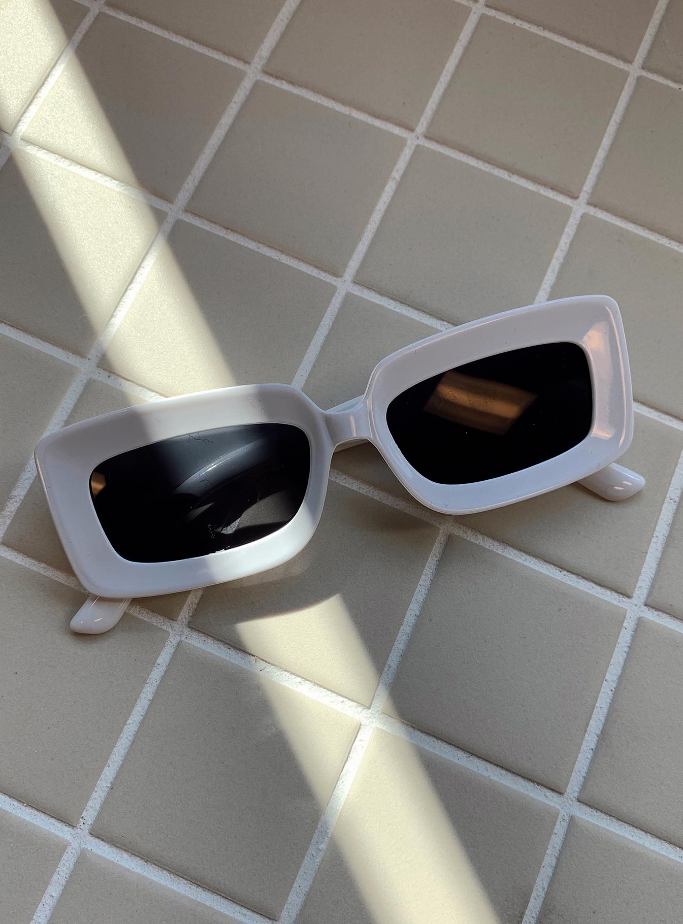 Sunglasses  70% PC  30% AC UV 400 Rectangle style  Black lenses  Moulded nose bridge 