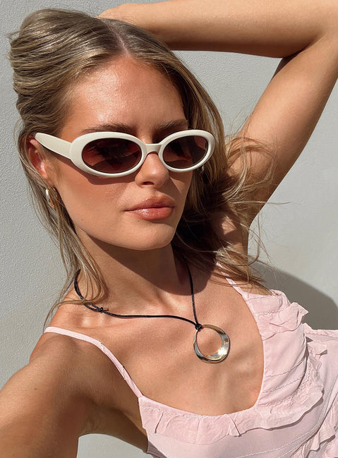 Sunglasses Rounded frame Moulded nose bridge Brown tinted lenses