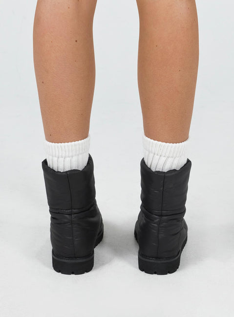 Ankle boots Windbreaker material Faux fur lining Drawstring fastening  Slip-on design Rounded toe Treaded sole Padded footbed