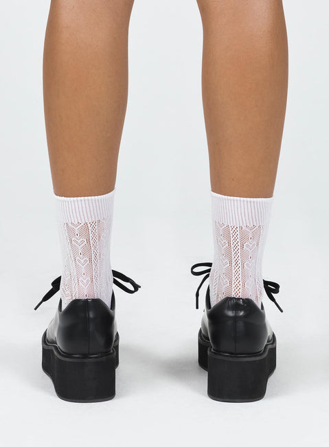 Loafer Faux matte leather material Lace-up fastening Rounded toe Platform base Padded footbed