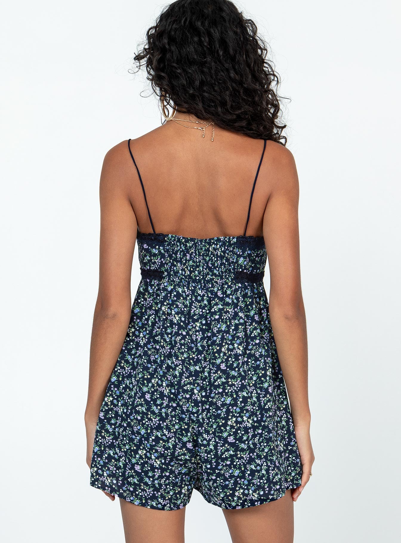 Romper Floral print Elasticated shoulder straps V-neckline Adjustable coverage with tie fastening Shirred panel at back Invisible zip fastening at back Lace detail