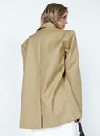 Oversized blazer Single-button fastening Long pointed collar Twin front pockets Single chest pocket Padded shoulders