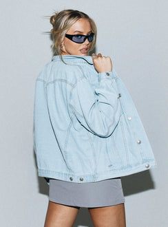 Oversized denim jacket Light wash denim Classic collar Four-pocket design Buttons fastening at front Silver-toned hardware