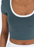 Crop top Scooped neckline Good stretch