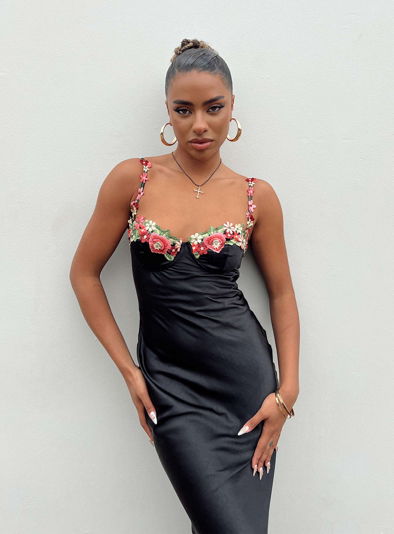 Front view of model wearing  front Princess Polly Sweetheart Neckline  Kenzie Maxi Dress Black