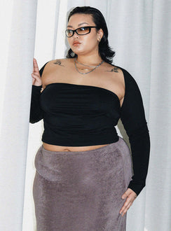 Front view of model wearing  front Princess Polly Full Sleeves Square Neck  Deandra Top Black Curve