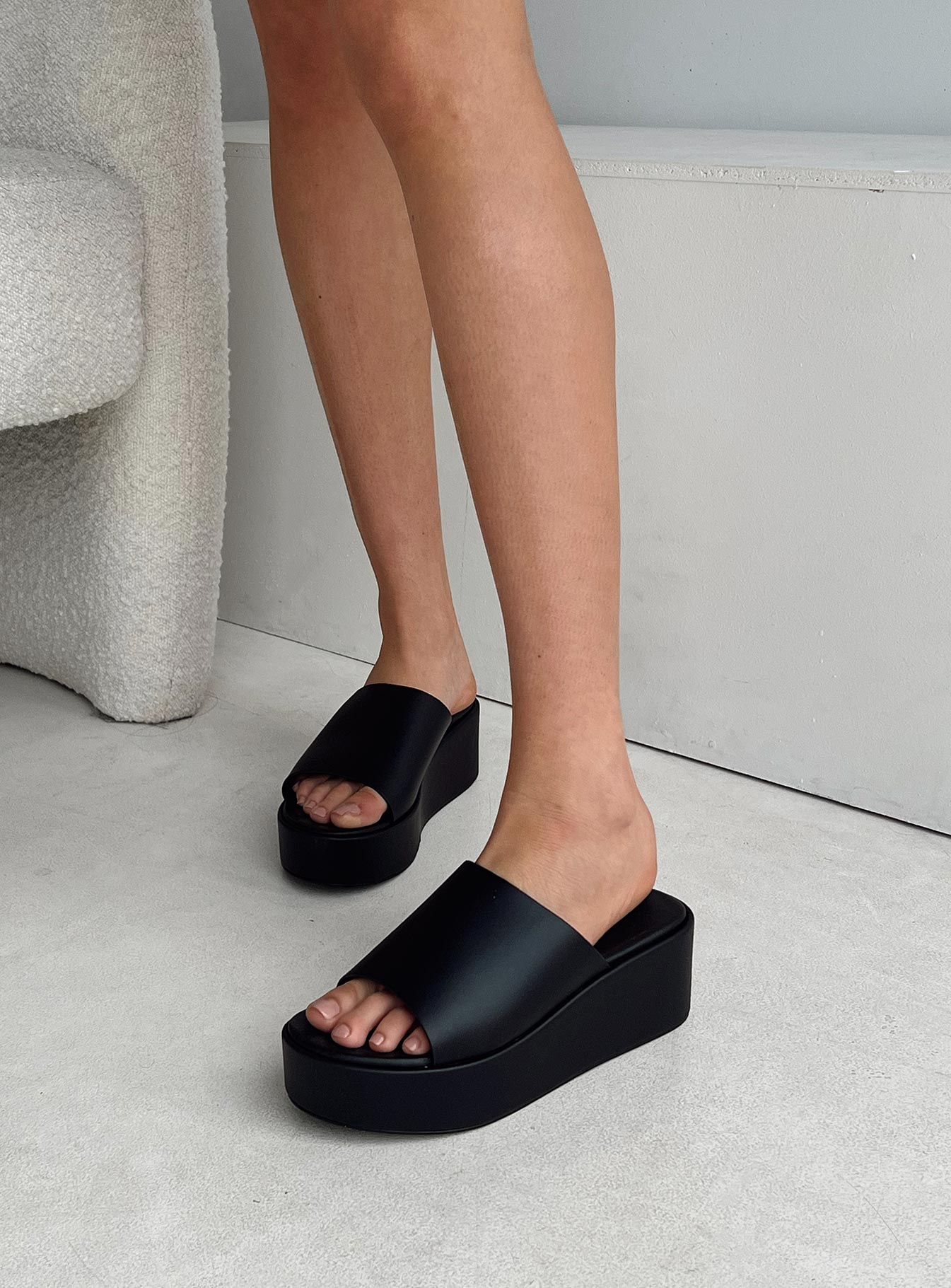 Black platform 2024 sandals heels